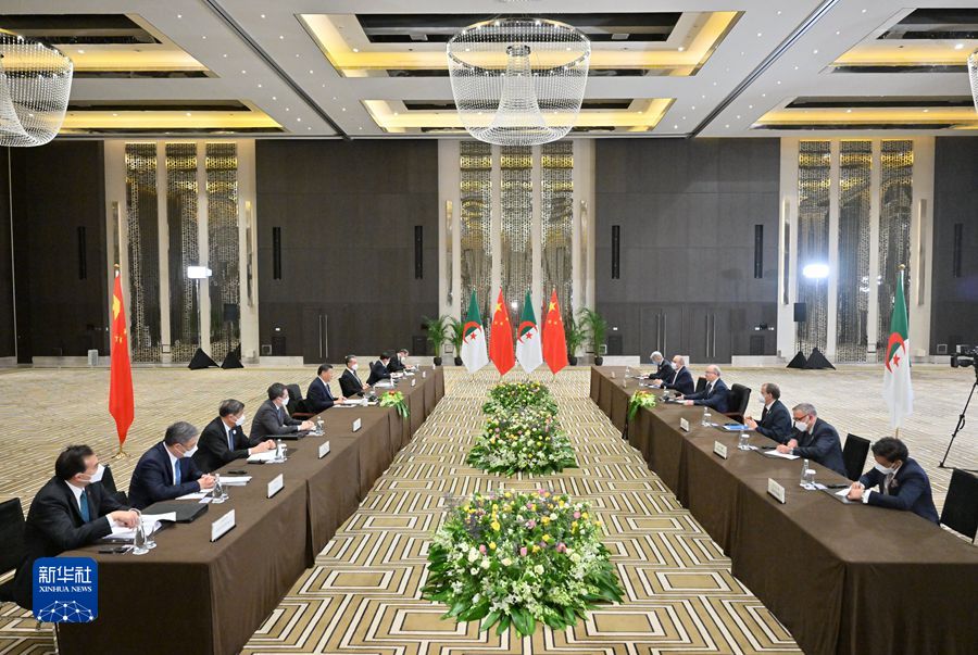 習(xí)近平會見阿爾及利亞總理阿卜杜拉赫曼2.jpg